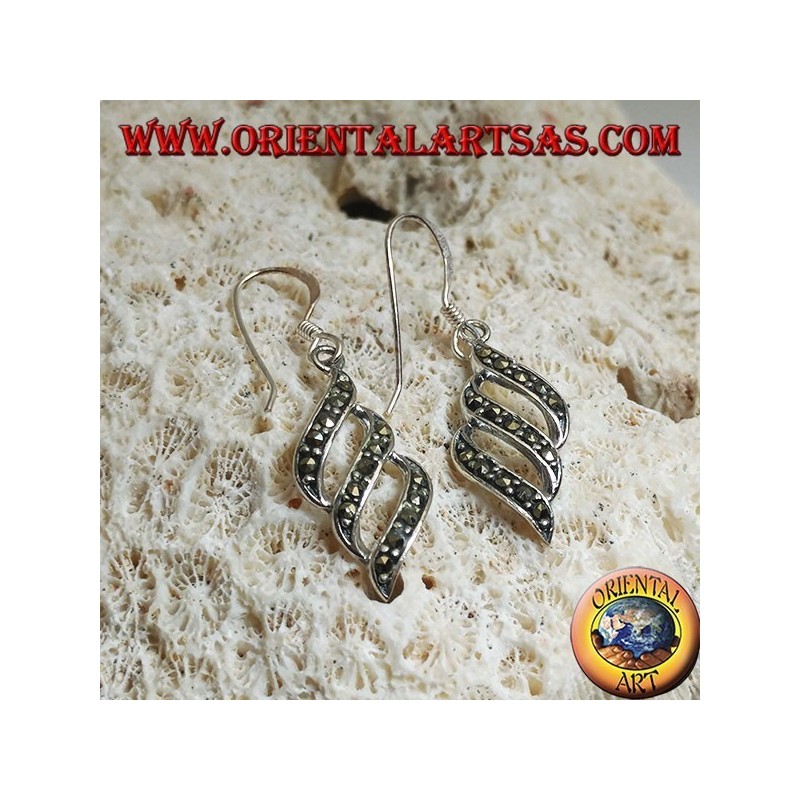 Boucles d'oreilles pendantes en argent avec trois lignes obliques parallèles parsemées de marcassite