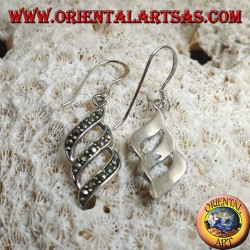 Pendientes colgantes de plata con líneas oblicuas triples paralelas tachonadas con marcasita