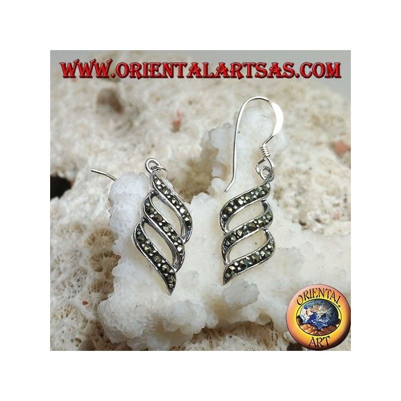 Boucles d'oreilles pendantes en argent avec trois lignes obliques parallèles parsemées de marcassite