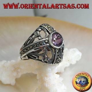 Anillo de plata redondeado con amatista natural redonda en una cruz de marcasita y decoraciones caladas