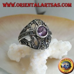 Bague ronde en argent avec améthyste naturelle ronde sur une croix en marcassite et décorations ajourées