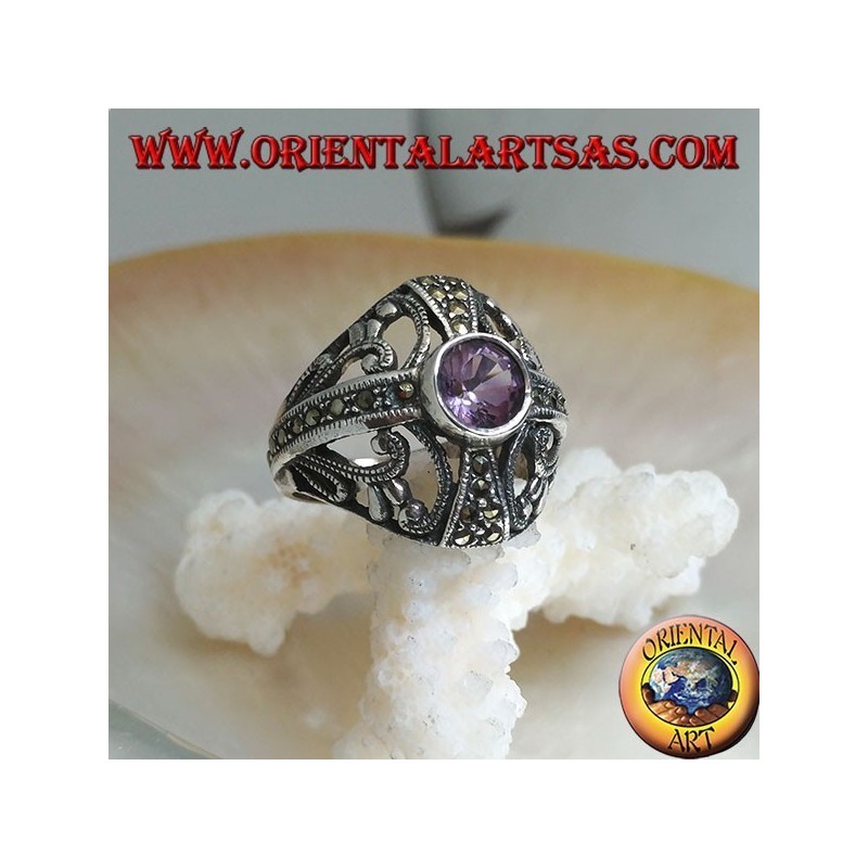 Bague ronde en argent avec améthyste naturelle ronde sur une croix en marcassite et décorations ajourées