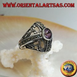 Abgerundeter Silberring mit rundem natürlichem Amethyst auf einem Markasitkreuz und durchbrochenen Verzierungen