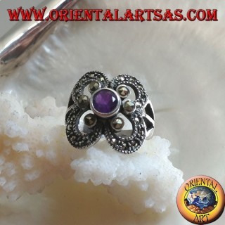 Anillo de plata redondeado con amatista natural redonda en una cruz de marcasita y decoraciones caladas