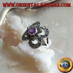 Anillo de plata con amatista redonda natural rodeada de marcasitas en forma de círculo.