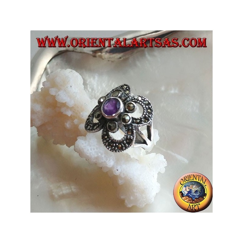 Anillo de plata redondeado con amatista natural redonda en una cruz de marcasita y decoraciones caladas