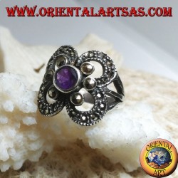 Anillo de plata con amatista redonda natural rodeada de marcasitas en forma de círculo.