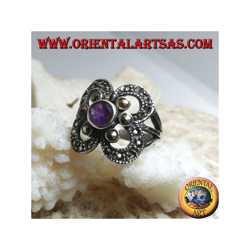 Anello in argento con ametista naturale tonda contornata da marcassite su montatura a cerchi