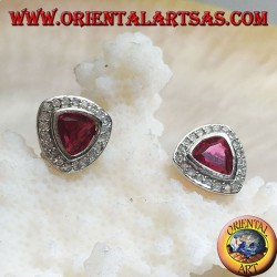 Pendientes con lóbulos plateados con granate triangular redondeado rodeado de circonitas