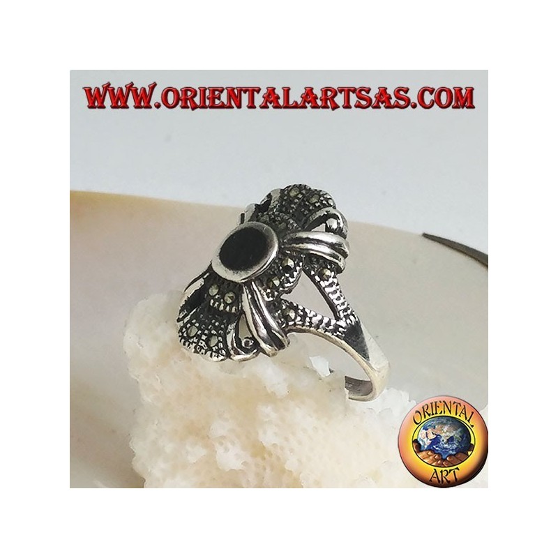 Anello in argento con onice tonda su montatura in stile imperiale tempestata di marcassite
