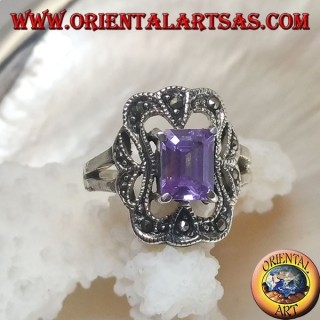 Anello in argento con zircone color ametista rettangolare contornato da un rettangolo curvo di marcassite