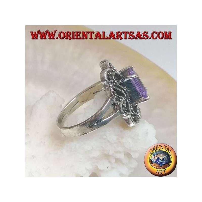Anillo de plata con circón rectangular de color amatista rodeado por un rectángulo curvo de marcasita