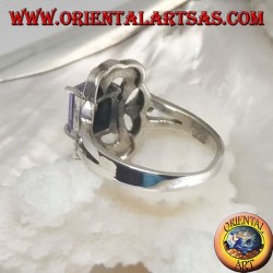 Bague en argent avec zircon rectangulaire couleur améthyste entouré d'un rectangle courbe de marcassite