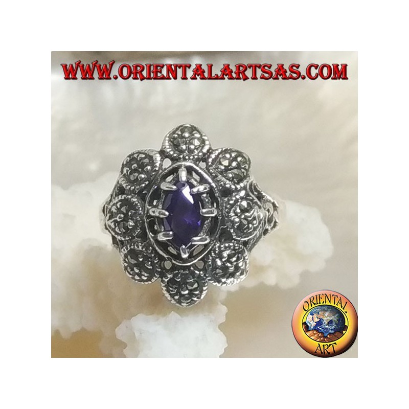 Anello in argento a fiore con zircone color ametista a navetta centrale  e petali con marcassite