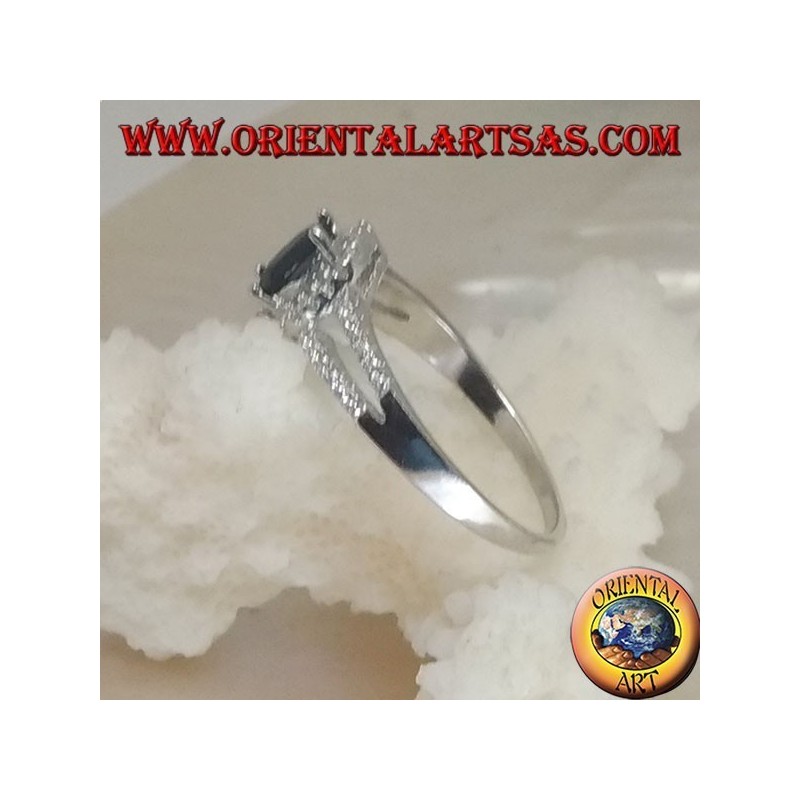 Anello in argento con zaffiro sintetico ovale incastonato contornato da zirconi e due linee laterali