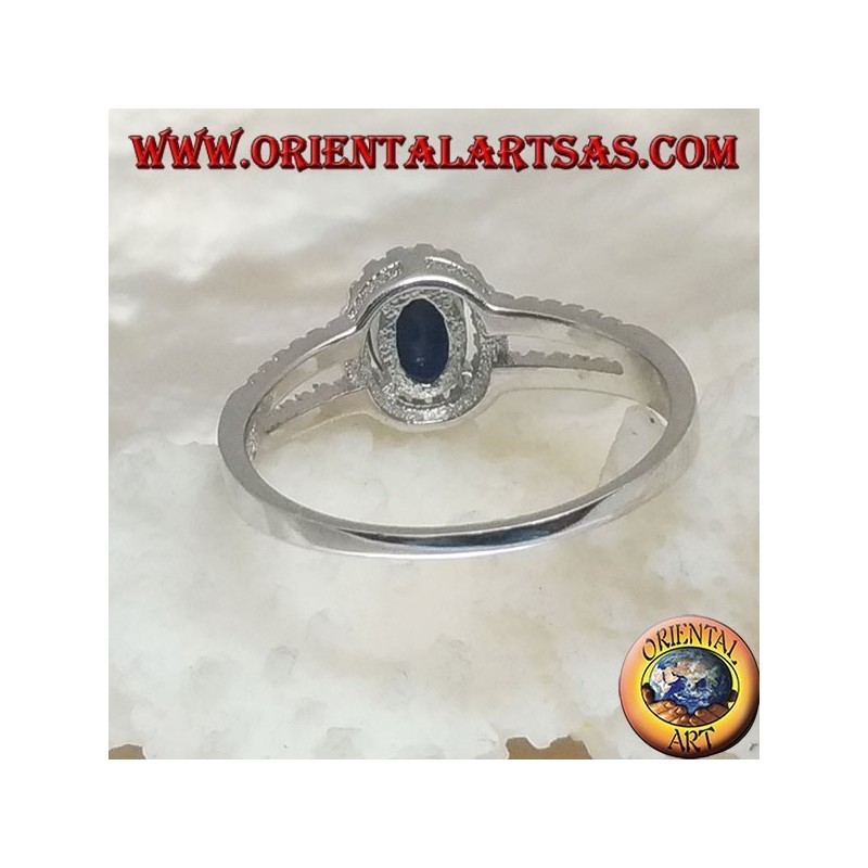 Anello in argento con zaffiro sintetico ovale incastonato contornato da zirconi e due linee laterali