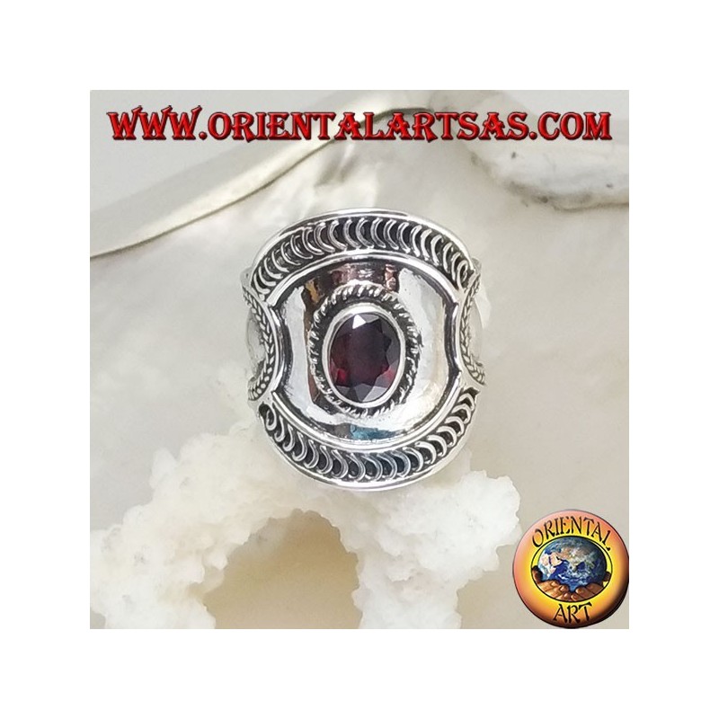 Anello in argento a fascia larga con granato ovale e decorazioni etniche miste , Bali
