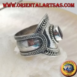 Anillo ancho de plata con granate ovalado y decoraciones étnicas mixtas, Bali