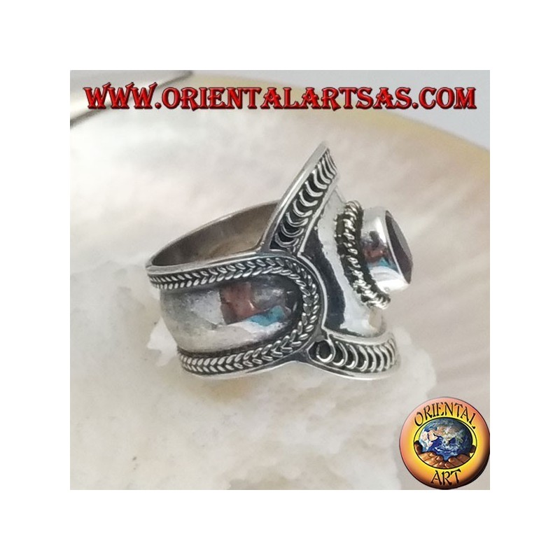 Anillo ancho de plata con granate ovalado y decoraciones étnicas mixtas, Bali