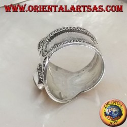 Anillo ancho de plata con granate ovalado y decoraciones étnicas mixtas, Bali