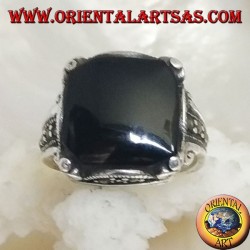 Anillo de plata con cabujón cuadrado de ónix en un marco ondulado y marcasita alrededor y a los lados