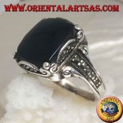 Bague en argent avec cabochon carré en onyx dans un cadre ondulé et marcassite autour et sur les côtés