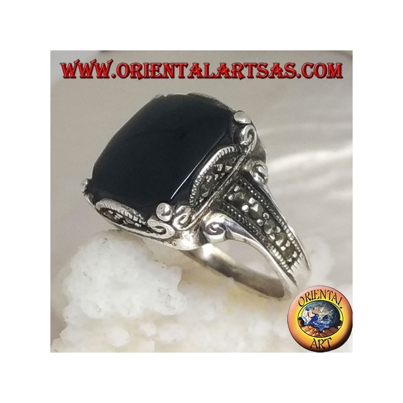 Bague en argent avec cabochon carré en onyx dans un cadre ondulé et marcassite autour et sur les côtés