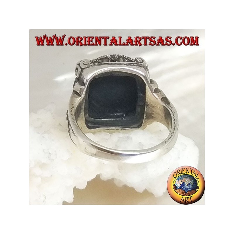 Anello in argento con onice quadrata cabochon in cornice ondulata e marcassite intorno e sui lati