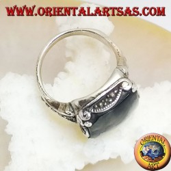 Anillo de plata con cabujón cuadrado de ónix en un marco ondulado y marcasita alrededor y a los lados