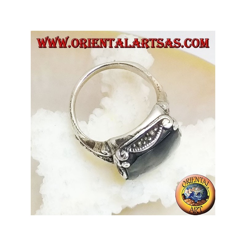 Anello in argento con onice quadrata cabochon in cornice ondulata e marcassite intorno e sui lati