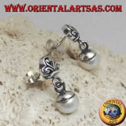 Pendientes con lóbulos plateados con corona y colgante blanco de perlas de agua dulce