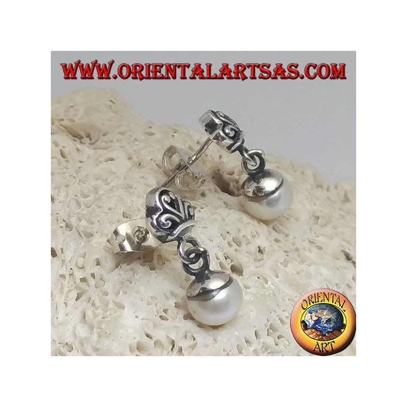 Pendientes con lóbulos plateados con corona y colgante blanco de perlas de agua dulce