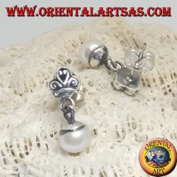 Pendientes con lóbulos plateados con corona y colgante blanco de perlas de agua dulce