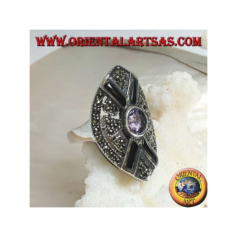 Anello in argento a navetta tempestato di marcassite con croce in onice e ametista ovale naturale centrale