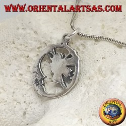 Pendentif en argent fée volant devant la lune dans le cercle