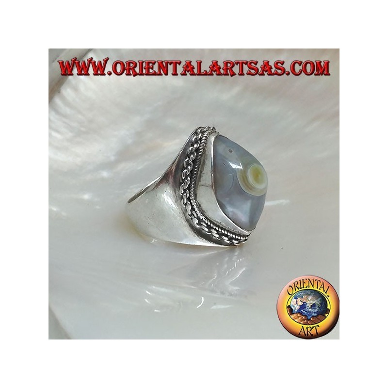 Anello in argento con agata occhio di Shiva chiaro e bordo a catena