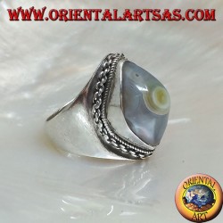 Bague en argent avec agate Shiva claire et bordure en chaîne