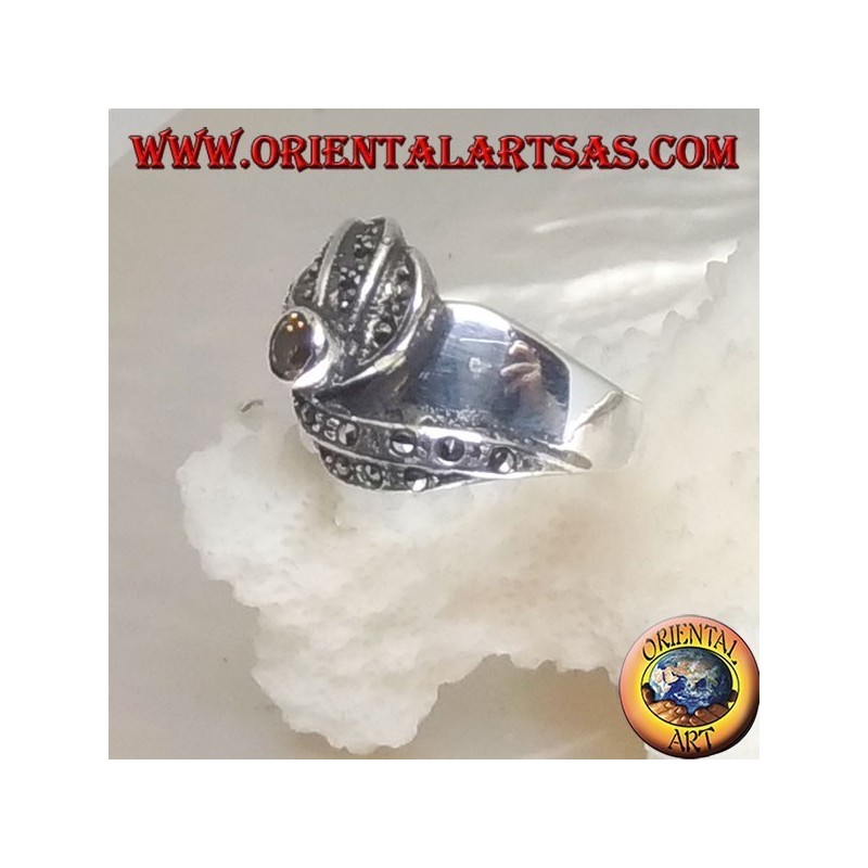 Anillo de plata con topacio amarillo redondo y filas de marcasita espirales concéntricas