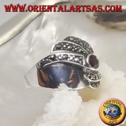 Anillo de plata con granate redondo y hileras de marcasita espirales concéntricas