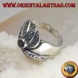 Silberring mit rundem Granat und konzentrischen spiralförmigen Markasitreihen