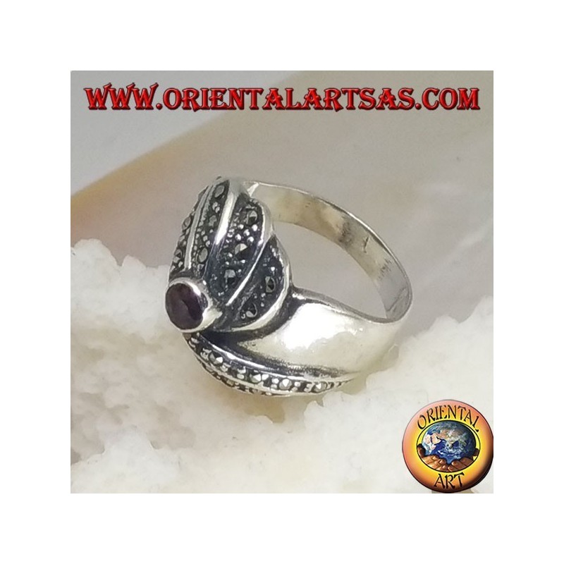 Anello in argento con granato tondo e file di marcassite a spirali concentriche