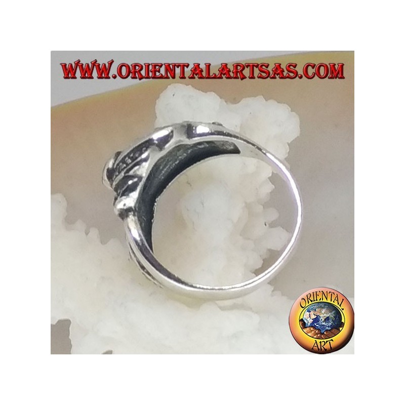 Anillo de plata con granate redondo y hileras de marcasita espirales concéntricas