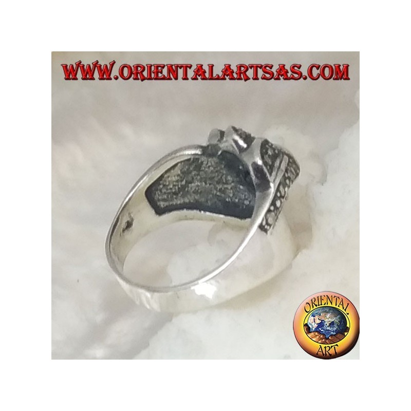 Anello in argento con granato tondo e file di marcassite a spirali concentriche