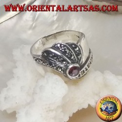 Bague en argent avec grenat rond et rangées concentriques de marcassite en spirale