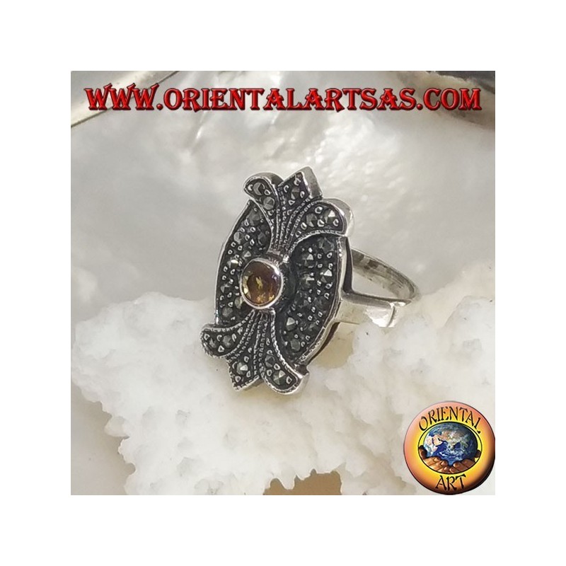 Anillo de plata con topacio amarillo redondo en un escudo ovalado con lirio de doble espejo con marcasita