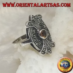 Anillo de plata con topacio amarillo redondo en un escudo ovalado con lirio de doble espejo con marcasita