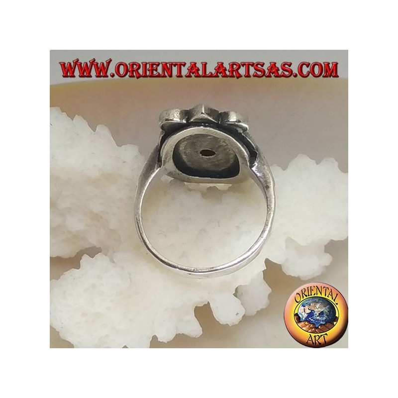 Anillo de plata con topacio amarillo redondo en un escudo ovalado con lirio de doble espejo con marcasita