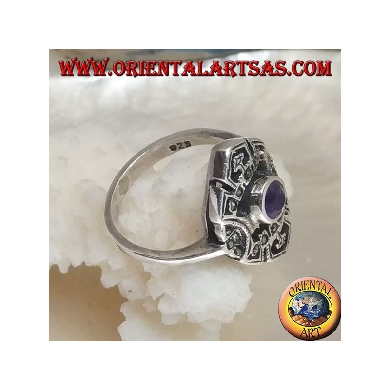 Anello in argento a navetta con ametista naturale tonda e decorazioni traforate con marcassite