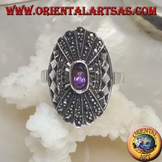 Bague en argent avec améthyste naturelle ovale sur cadre ajouré et éventail à double miroir en marcassite