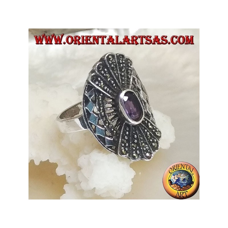 Bague en argent avec améthyste naturelle ovale sur cadre ajouré et éventail à double miroir en marcassite